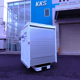 Autonomous transport vehicle equipped with a shutter, ideal for inter-building transportation in factories.